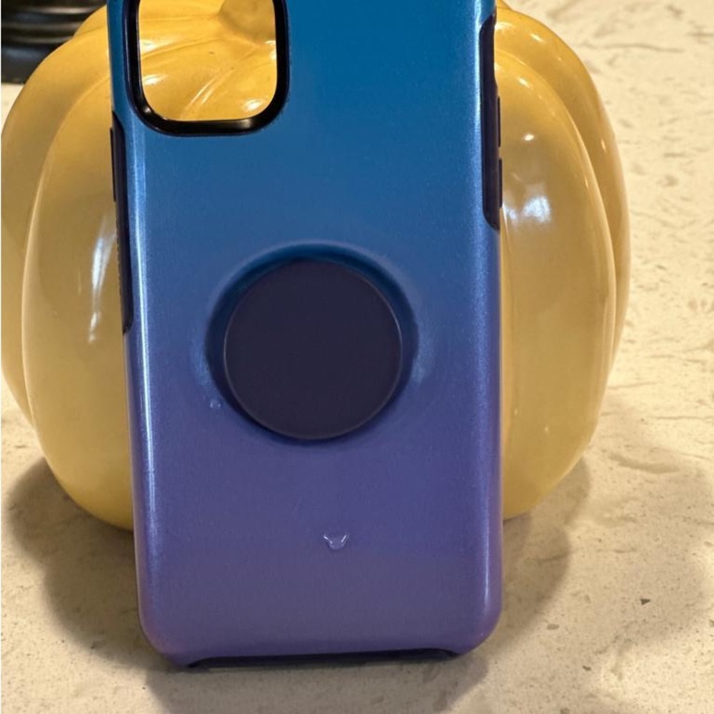 iPhone 11 Pro Max case with pop socket